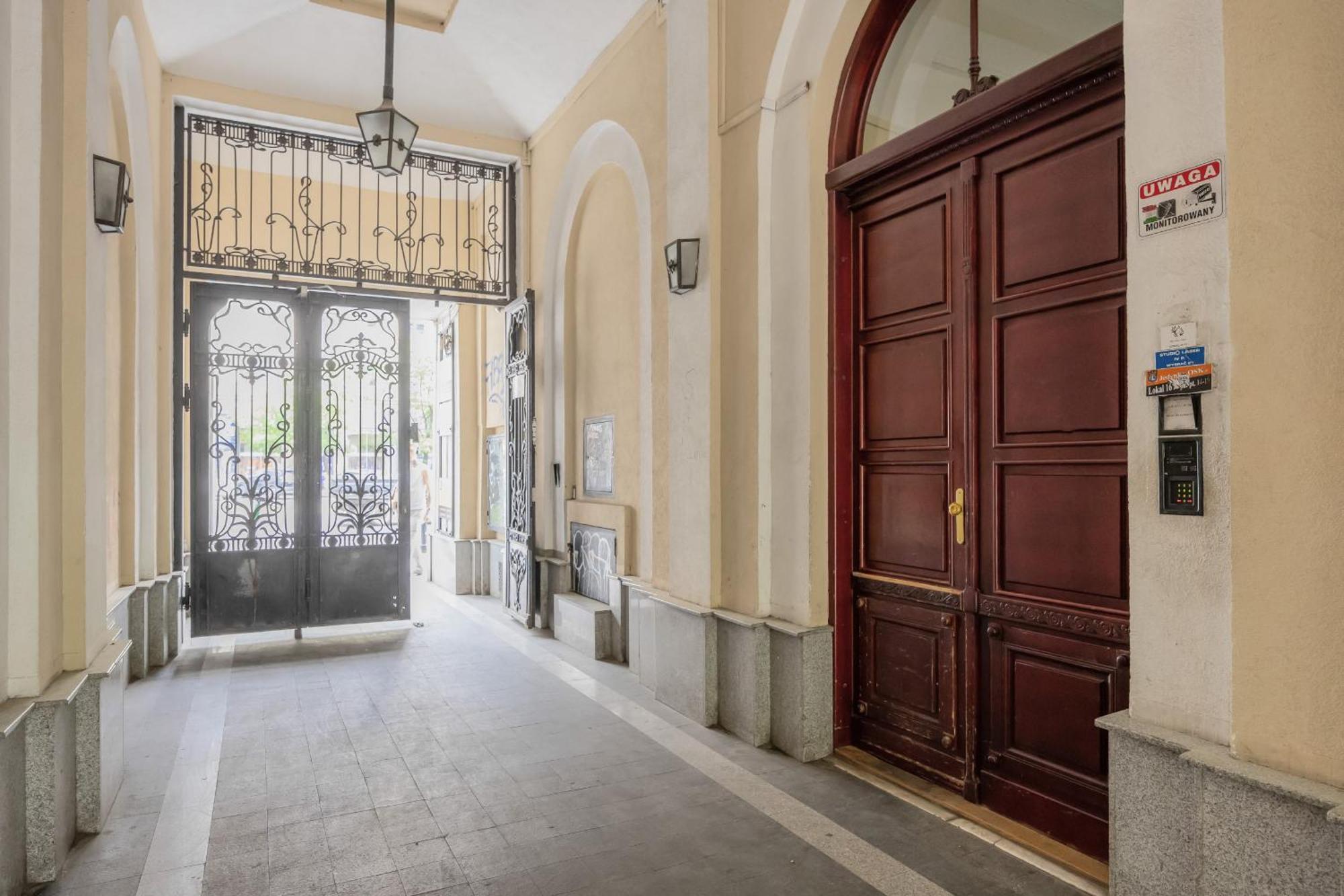 Na Alejach Jerozolimskich Przy Palacu Kultury I Nauki By Renters Warszawa